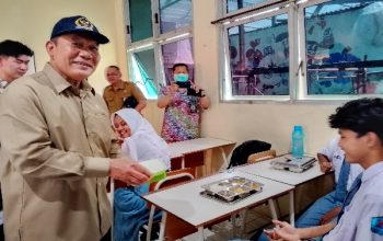 Tinjau Makan Bergizi Gratis, Bambang Haryo Soekartono Puji Peningkatan Prestasi Siswa SMAN 10