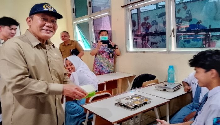 Tinjau Makan Bergizi Gratis, Bambang Haryo Soekartono Puji Peningkatan Prestasi Siswa SMAN 10