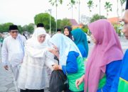 Ringankan Beban Rakyat Jelang Ramadhan, Khofifah Salurkan Bantuan Sembako di Masjid Al Akbar Surabaya