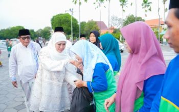 Ringankan Beban Rakyat Jelang Ramadhan, Khofifah Salurkan Bantuan Sembako di Masjid Al Akbar Surabaya