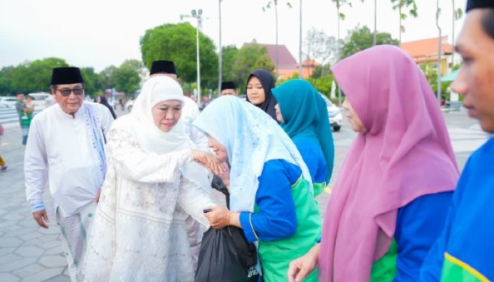 Ringankan Beban Rakyat Jelang Ramadhan, Khofifah Salurkan Bantuan Sembako di Masjid Al Akbar Surabaya