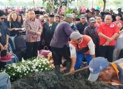 Walikota Eri Cahyadi Menangis di Pemakaman Adi Sutarwijono