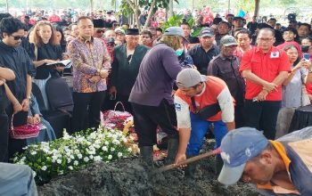Walikota Eri Cahyadi Menangis di Pemakaman Adi Sutarwijono