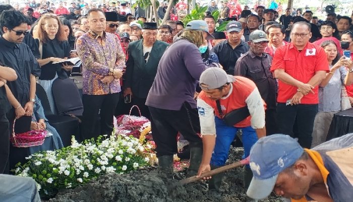 Walikota Eri Cahyadi Menangis di Pemakaman Adi Sutarwijono