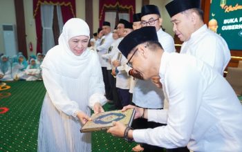 Wujudkan Inklusivitas, Gubernur Khofifah Ajak Komunitas Disabilitas Tuli Tadarus Bersama di Grahadi